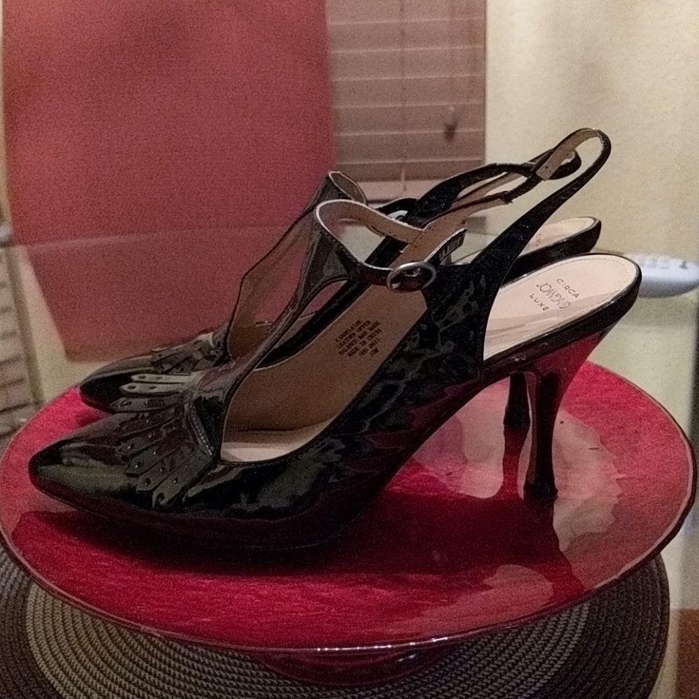 JOAN & DAVID patent leather pump.